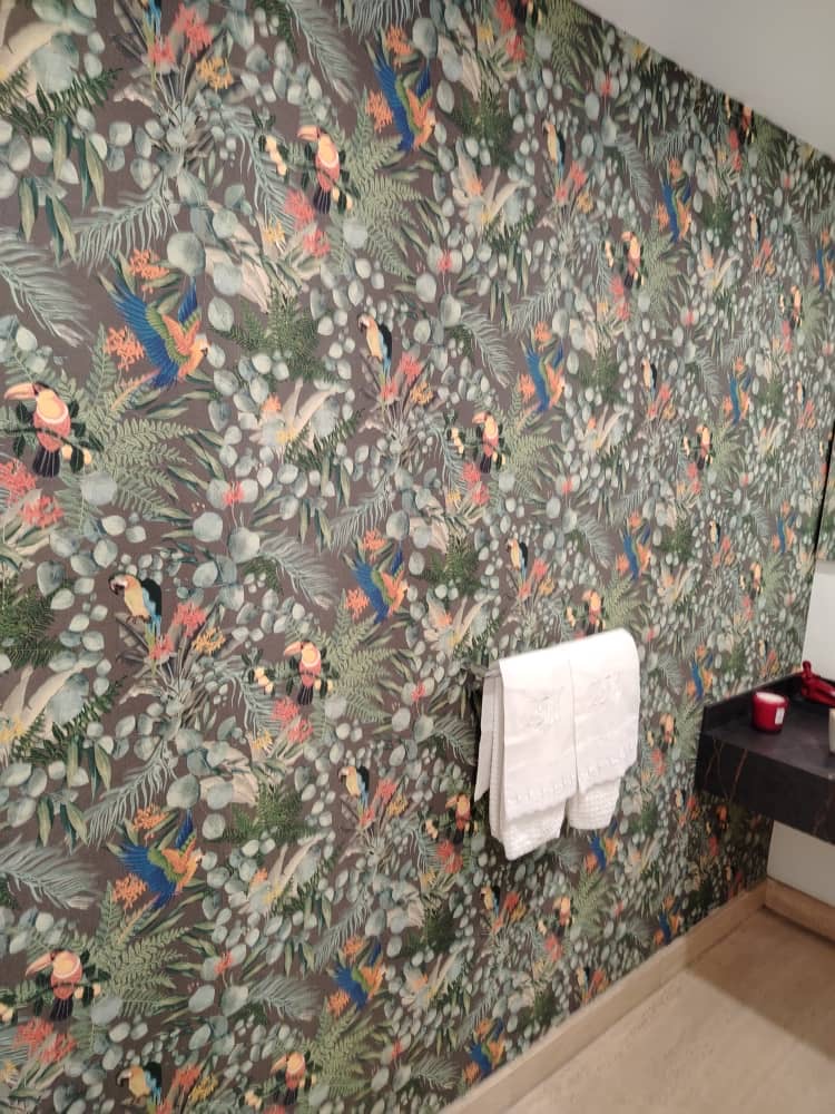 Instalación de papel con tono tropical en baño – Alicante