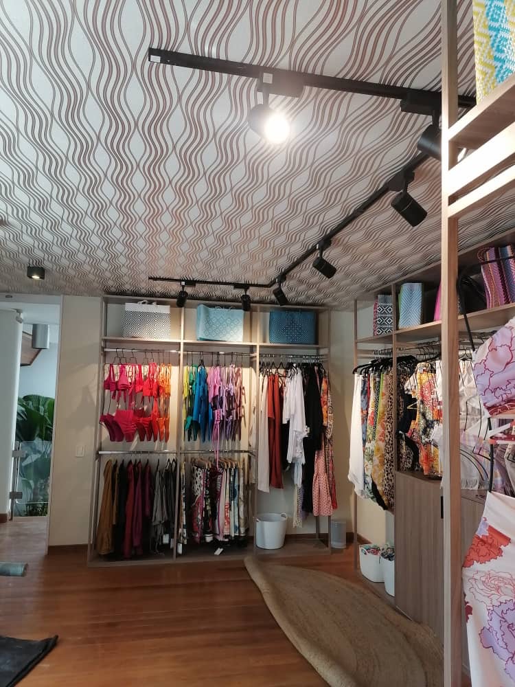 Papel pintado en el techo del vestíbulo – Alicante