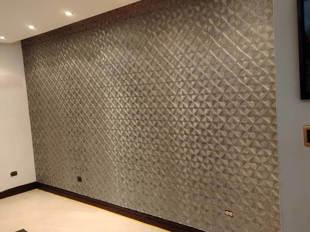 Papel pintado metalizado en entrada de oficina – Alicante